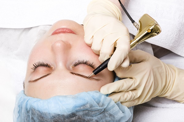 Cosmetologist making permanent makeup