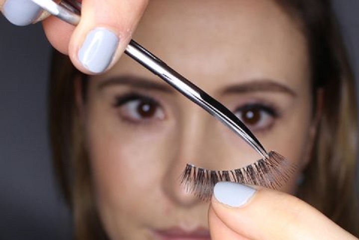 Cutting Lash Extensions